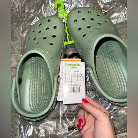 CROCS Unisex  - Green Size 6 women’s- 4 Men’s - Picture 2 of 4